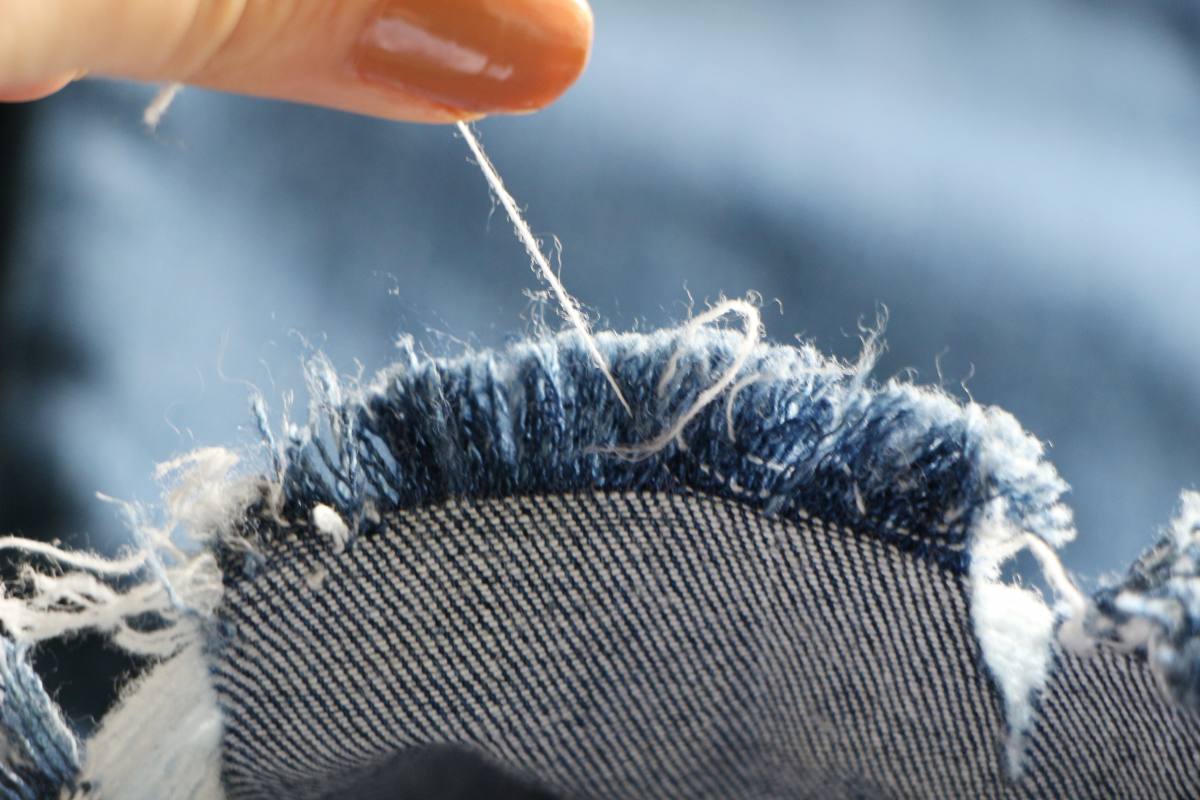 DIY : Un jean effrangé maison pour les fainéantes !